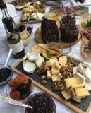 Serowy talerz z kawałkami pleśniowy ser, kiełbasa, oliwka olej, figi, miód i dokrętki, obraz stock Serowy talerz z kawałkami pleśniowy ser, kiełbasa, oliwka olej, figi, miód i dokrętki, obraz stock
