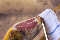 Serrano di Jamon Fine spagnola tradizionale del prosciutto su Asciughi il vecchio fondo di legno d'annata curato del prosciutto s fotografia stock libera da diritti Serrano di Jamon Fine spagnola tradizionale del prosciutto su Asciughi il vecchio fondo di legno d'annata curato del prosciutto s fotografia stock libera da diritti