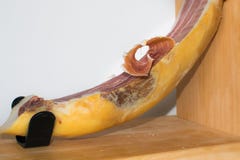 Serranoham op houten oppervlakte royalty-vrije stock fotografie Serranoham op houten oppervlakte royalty-vrije stock fotografie