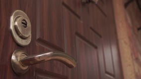 Serratura di closing e di apertura della porta sopra la maniglia Serratura di closing e di apertura della porta sopra la maniglia