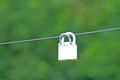 Serrature e bambola degli amanti che appendono sul nuovo ponte fotografia stock libera da diritti Serrature e bambola degli amanti che appendono sul nuovo ponte fotografia stock libera da diritti