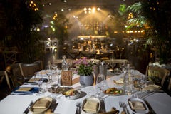 Servi aux tables de banquet dans un intérieur luxueux images libres de droits Servi aux tables de banquet dans un intérieur luxueux images libres de droits