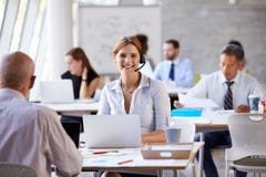 Service clients d'Using Laptop In de femme d'affaires image stock Service clients d'Using Laptop In de femme d'affaires image stock