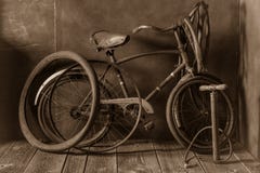 Service de difficulté de vélo de vintage avec la pompe, la correction en caoutchouc et la colle photographie stock libre de droits Service de difficulté de vélo de vintage avec la pompe, la correction en caoutchouc et la colle photographie stock libre de droits