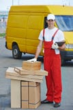 Service de distribution Homme avec la boîte de colis image libre de droits Service de distribution Homme avec la boîte de colis image libre de droits