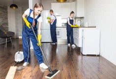 Service de nettoyage avec l'?quipement professionnel pendant le travail nettoyage professionnel de kitchenette, nettoyage ? sec d photo stock Service de nettoyage avec l'?quipement professionnel pendant le travail nettoyage professionnel de kitchenette, nettoyage ? sec d photo stock