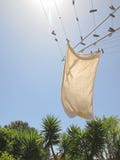 Serviette ondulant dans le vent image libre de droits Serviette ondulant dans le vent image libre de droits