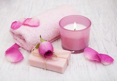 Serviettes, bougie et savon de Bath avec les roses roses Photographie stock Serviettes, bougie et savon de Bath avec les roses roses Photographie stock