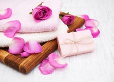 Serviettes et savon de Bath avec les roses roses Photo libre de droits Serviettes et savon de Bath avec les roses roses Photo libre de droits