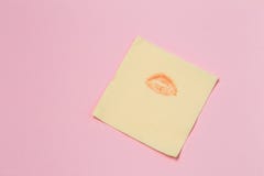 Servilleta amarilla con un beso en fondo rosado fotografía de archivo libre de regalías Servilleta amarilla con un beso en fondo rosado fotografía de archivo libre de regalías