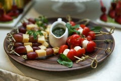 Serviu belamente o prato com canapes fotos de stock Serviu belamente o prato com canapes fotos de stock