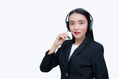 Serviço ao cliente de sorriso da mulher asiática bonita que fala em auriculares Conceito do negócio imagem de stock royalty free Serviço ao cliente de sorriso da mulher asiática bonita que fala em auriculares Conceito do negócio imagem de stock royalty free