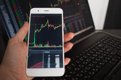 serviços da Cruz-plataforma para investimentos no cryptocurrency O usuário monitora o mercado de seguranças imagem de stock royalty free serviços da Cruz-plataforma para investimentos no cryptocurrency O usuário monitora o mercado de seguranças imagem de stock royalty free