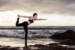 Sesión de la yoga de la salida del sol sobre la playa imagen de archivo Sesión de la yoga de la salida del sol sobre la playa imagen de archivo