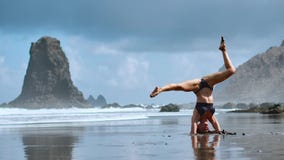 Sesión de la yoga de la salida del sol del verano sobre la playa hermosa de Playa de La Tejita con la opinión sobre Océano Atlánt almacen de video Sesión de la yoga de la salida del sol del verano sobre la playa hermosa de Playa de La Tejita con la opinión sobre Océano Atlánt almacen de video