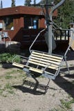 Sessellift in der Sommerzeit mit Ticketstand im Hintergrund lizenzfreies stockbild Sessellift in der Sommerzeit mit Ticketstand im Hintergrund lizenzfreies stockbild