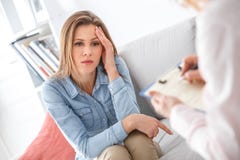 Sessione di terapia femminile dello psychologyst con il cliente all'interno che si siede ragazza premurosa fotografia stock Sessione di terapia femminile dello psychologyst con il cliente all'interno che si siede ragazza premurosa fotografia stock