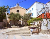 Sesta na vila mediterrânea com videira e uma igreja pequena fotografia de stock Sesta na vila mediterrânea com videira e uma igreja pequena fotografia de stock