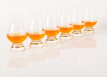 Set pojedynczy słodowi smaczni szkła, pojedynczy słodowy whisky w glas zdjęcia stock Set pojedynczy słodowi smaczni szkła, pojedynczy słodowy whisky w glas zdjęcia stock