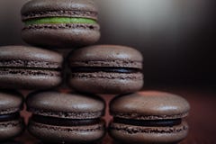 Set różni francuscy ciastek macaroons na drewnianym tle zbliżenie Kawa, czekolada, pistacja, kosztuje macaroons Obraz Royalty Free Set różni francuscy ciastek macaroons na drewnianym tle zbliżenie Kawa, czekolada, pistacja, kosztuje macaroons Obraz Royalty Free