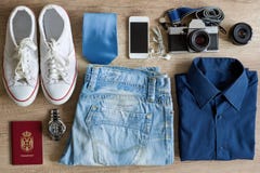 Set wycieczek rzeczy na drewnianym tle Zdjęcia Stock Set wycieczek rzeczy na drewnianym tle Zdjęcia Stock