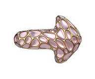 Seta feita de 3D metálico de brilho dourado com o vidro cor-de-rosa isolado no fundo branco ilustração royalty free Seta feita de 3D metálico de brilho dourado com o vidro cor-de-rosa isolado no fundo branco ilustração royalty free