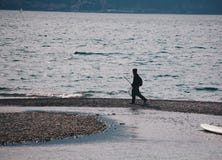 Settembre del 2018 del lago Bellano Como - Italia - pescatore che cammina lungo il lago Como in un piccolo villaggio - Lombardia fotografia stock libera da diritti Settembre del 2018 del lago Bellano Como - Italia - pescatore che cammina lungo il lago Como in un piccolo villaggio - Lombardia fotografia stock libera da diritti