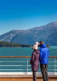 14 settembre 2018 - Juneau, AK: Coppie della nave da crociera che godono della vista a Taku Inlet immagine stock 14 settembre 2018 - Juneau, AK: Coppie della nave da crociera che godono della vista a Taku Inlet immagine stock