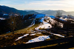 Settore collinoso trattato di neve di fusione Paesaggio della sorgente fotografie stock Settore collinoso trattato di neve di fusione Paesaggio della sorgente fotografie stock