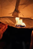 Sety podpalają nadziemski papierowy lampion przed wszczynać ciemnego niebo w wieczór, tworzy romantyczną atmosferę fotografia royalty free Sety podpalają nadziemski papierowy lampion przed wszczynać ciemnego niebo w wieczór, tworzy romantyczną atmosferę fotografia royalty free