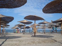 Setzen Sie am Ende der Touristensaison in Erholungsort Vama Veche beim Schwarzen Meer in Rumänien, am 23. August 2015 auf den Str Lizenzfreies Stockbild Setzen Sie am Ende der Touristensaison in Erholungsort Vama Veche beim Schwarzen Meer in Rumänien, am 23. August 2015 auf den Str Lizenzfreies Stockbild