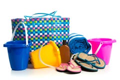 Setzen Sie Tasche mit Eimern, Tuch, Flipflops und Sonnenschutzmittel auf den Strand lizenzfreie stockfotos Setzen Sie Tasche mit Eimern, Tuch, Flipflops und Sonnenschutzmittel auf den Strand lizenzfreie stockfotos