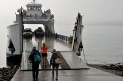 Setzen Sie transportierende Fahrzeuge und Passagiere von Hervey Bay zu Fraser Island Queensland Australia über lizenzfreie stockbilder Setzen Sie transportierende Fahrzeuge und Passagiere von Hervey Bay zu Fraser Island Queensland Australia über lizenzfreie stockbilder