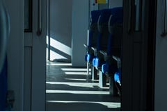 Setzt verfügbares im Zug Sonnenlicht vom Fenster lizenzfreie stockfotos Setzt verfügbares im Zug Sonnenlicht vom Fenster lizenzfreie stockfotos