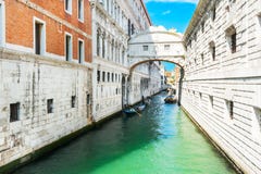 Seufzerbrücke auf szenischem Kanal in Venedig, Italien stockbild Seufzerbrücke auf szenischem Kanal in Venedig, Italien stockbild