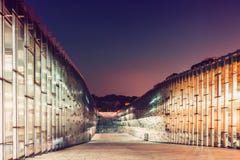 SEUL, COREA - 12 DE AGOSTO DE 2015: Edificio de biblioteca de la universidad de la mujer de Ewha en la noche - escuela prestigios foto de archivo SEUL, COREA - 12 DE AGOSTO DE 2015: Edificio de biblioteca de la universidad de la mujer de Ewha en la noche - escuela prestigios foto de archivo