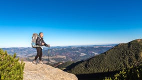 Seul homme sur la crête en montagnes carpathiennes Photographie stock libre de droits Seul homme sur la crête en montagnes carpathiennes Photographie stock libre de droits