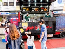 Seul, korea południowa - Czerwiec 17, 2017: Ludzie stać w kolejce w górę fasta food kioska przy przy ulicą blisko Cheonggyecheon obrazy stock Seul, korea południowa - Czerwiec 17, 2017: Ludzie stać w kolejce w górę fasta food kioska przy przy ulicą blisko Cheonggyecheon obrazy stock