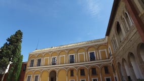 Sevilla, Andalusien, Spanien - 18. April 2016: Alcazar, Innengärten, Höfe und Räume stock video footage Sevilla, Andalusien, Spanien - 18. April 2016: Alcazar, Innengärten, Höfe und Räume stock video footage