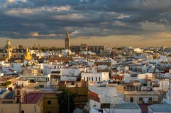 Sevilla dziejowy śródmieście przy chmurnym zmierzchem wliczając katedry, Placu De españa i inny, fotografia stock Sevilla dziejowy śródmieście przy chmurnym zmierzchem wliczając katedry, Placu De españa i inny, fotografia stock