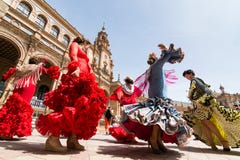 SEVILLA, ESPAÑA - MAYO DE 2017: Las mujeres jovenes bailan flamenco en Plaza de Espana foto de archivo libre de regalías SEVILLA, ESPAÑA - MAYO DE 2017: Las mujeres jovenes bailan flamenco en Plaza de Espana foto de archivo libre de regalías
