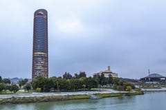Sevilla Tower, gratte-ciel de bureau dans la ville de Séville, Espagne Photographie stock Sevilla Tower, gratte-ciel de bureau dans la ville de Séville, Espagne Photographie stock