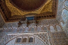 SEVILLE ANDALUSIA/SPANIEN - OKTOBER 13 2017: INREDESIGN I ALCAZAR royaltyfria bilder SEVILLE ANDALUSIA/SPANIEN - OKTOBER 13 2017: INREDESIGN I ALCAZAR royaltyfria bilder