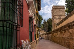 SEVILLE ANDALUSIA/SPANIEN - OKTOBER 13 2017: SMAL GATA I GAMMAL DEL AV SEVILLE arkivbilder SEVILLE ANDALUSIA/SPANIEN - OKTOBER 13 2017: SMAL GATA I GAMMAL DEL AV SEVILLE arkivbilder