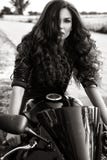 Sexuelle Radfahrerfrau, die schwarze Lederjacke trägt Rebecca 6 lizenzfreie stockfotos Sexuelle Radfahrerfrau, die schwarze Lederjacke trägt Rebecca 6 lizenzfreie stockfotos
