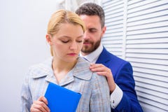 sexuellt arbete f?r mobbning Sextrakasseri mellan kollegor och att fl?rta i regeringsst?llning Offer av sexuellt övergrepp och arkivfoto sexuellt arbete f?r mobbning Sextrakasseri mellan kollegor och att fl?rta i regeringsst?llning Offer av sexuellt övergrepp och arkivfoto