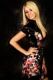 Sexy blonde vrouwenmannequin in zijderobe stock foto's Sexy blonde vrouwenmannequin in zijderobe stock foto's