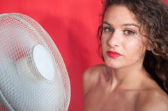 Sexy Brunettemädchen mit dem gelockten Haar mit Ventilator lizenzfreies stockbild Sexy Brunettemädchen mit dem gelockten Haar mit Ventilator lizenzfreies stockbild