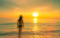 Sexy Frau des Schattenbildes, die in tropischem Meer mit schönem Sonnenunterganghimmel am Paradiesstrand geht Glücklicher Mädchen stockbild Sexy Frau des Schattenbildes, die in tropischem Meer mit schönem Sonnenunterganghimmel am Paradiesstrand geht Glücklicher Mädchen stockbild