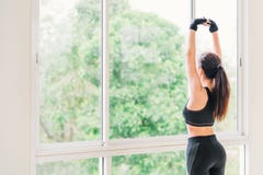 Sexy junge asiatische Mädchenausdehnungs-Armübung am Eignungssportverein oder an der Hauptturnhalle Aerobe Klasse des Yoga, mager lizenzfreie stockfotografie Sexy junge asiatische Mädchenausdehnungs-Armübung am Eignungssportverein oder an der Hauptturnhalle Aerobe Klasse des Yoga, mager lizenzfreie stockfotografie